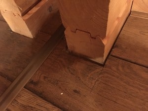 Lücke zwischen Holzdielen und Blockbohlen im Blockhaus