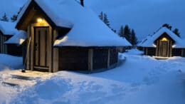 Blockhaus winterfest im Schnee