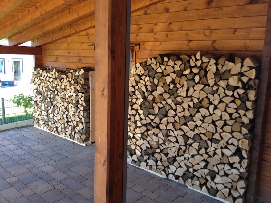 Brennholz im Carport lagern